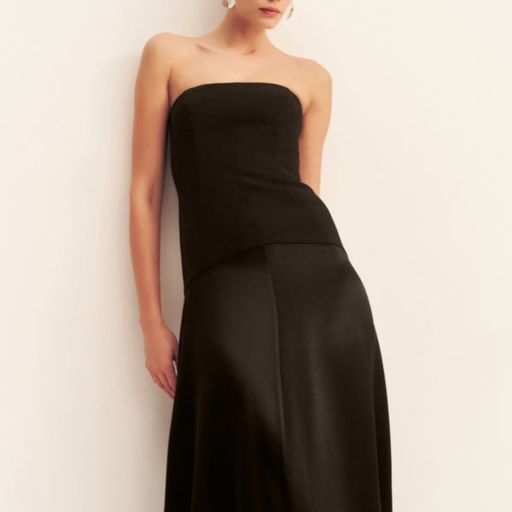 Elegant Black Strapless Evening Gown
Strapless - Picture 4 of 5